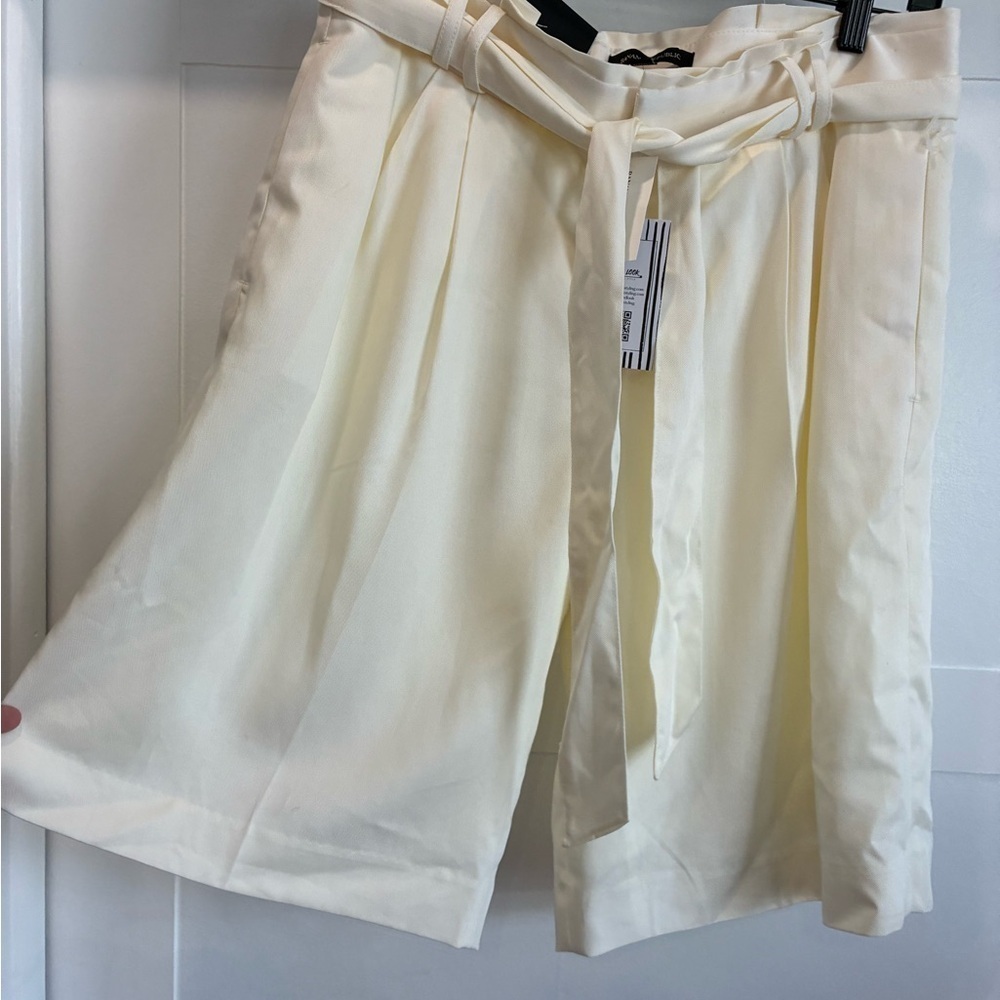 Banana Republic Cream High Waist Avery 10.5 Shorts NWT size 6